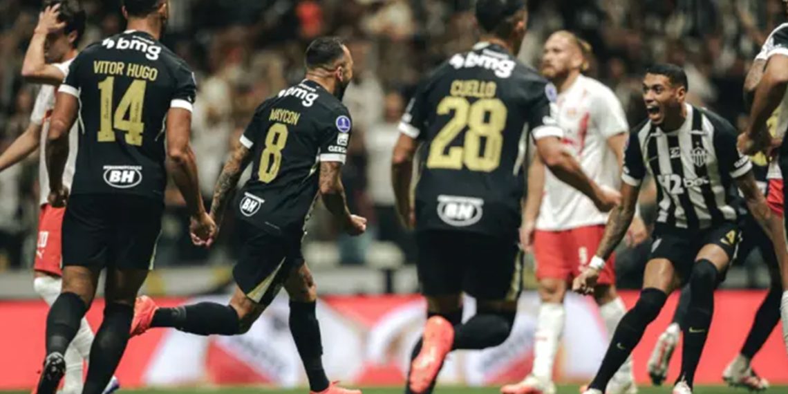 Com gol salvador de Cuello, Atlético empata com Bragantino e avança às quartas da Sula
