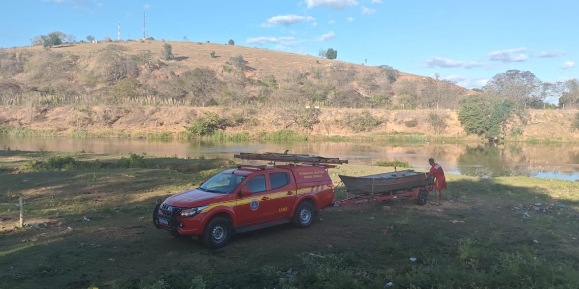 Bombeiros resgatam corpo de homem encontrado no Rio Suaçuí Grande, em Frei Inocêncio
