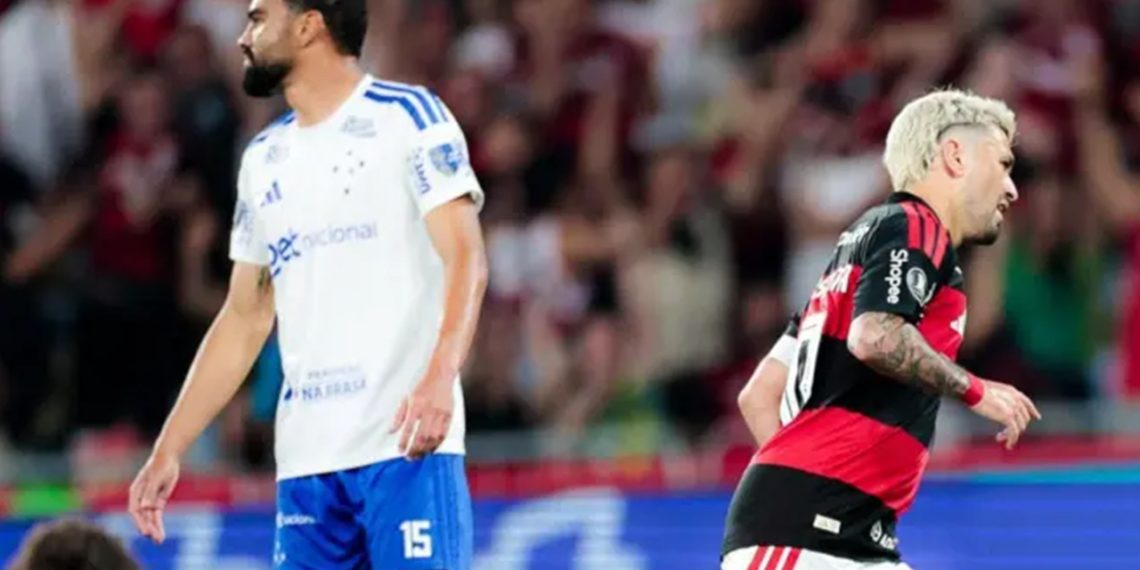 Cruzeiro tem 1º tempo apagado, perde para o Flamengo e dá adeus à Libertadores