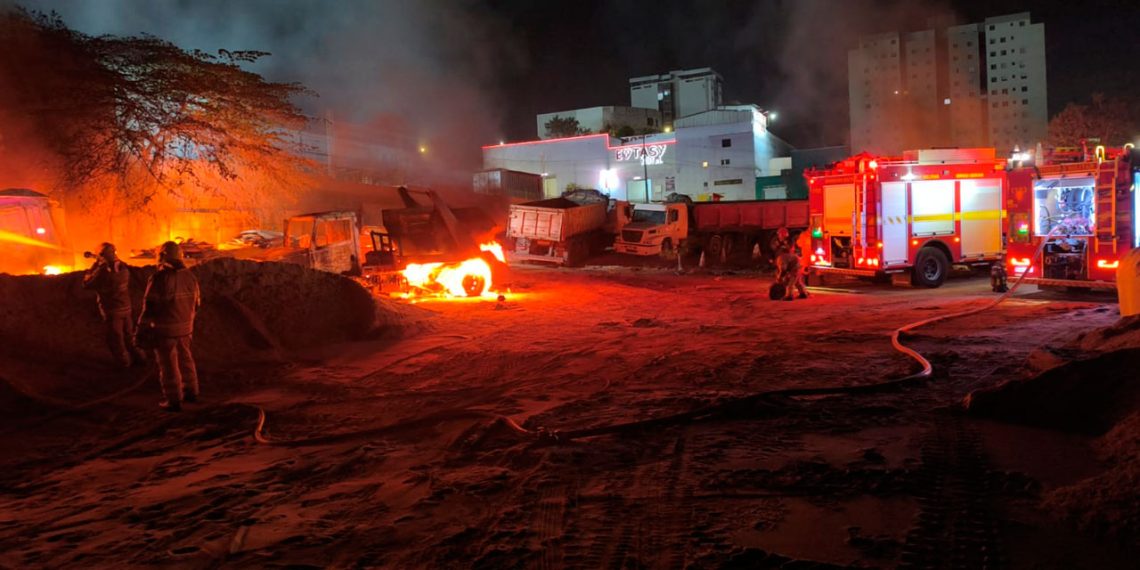Incêndio atinge pátio de empresa e destrói caminhões em Ipatinga