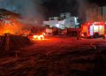 Incêndio atinge pátio de empresa e destrói caminhões em Ipatinga