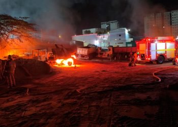 Incêndio atinge pátio de empresa e destrói caminhões em Ipatinga