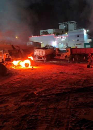 Incêndio atinge pátio de empresa e destrói caminhões em Ipatinga