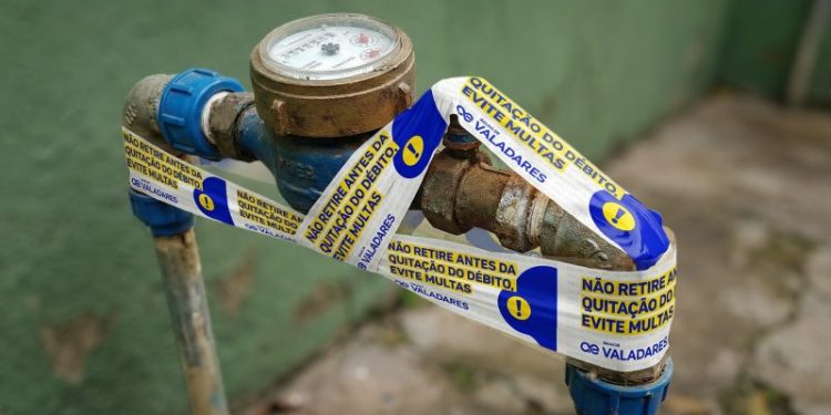 Nova lei normatiza autorreligação de água e proíbe multas após quitação de débito em Valadares