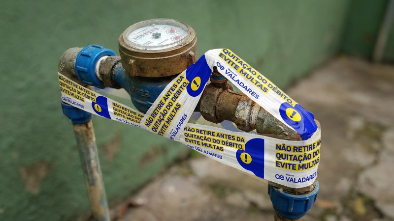 Nova lei normatiza autorreligação de água e proíbe multas após quitação de débito em Valadares