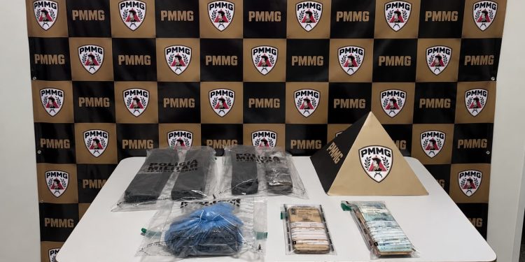 Adolescente de 14 anos é apreendida com drogas e R$ 3,9 mil em táxi