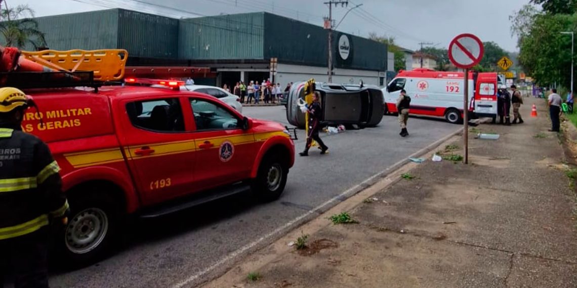 Acidnete entre carros deixa veículo tombado e vítima presa em Ipatinga