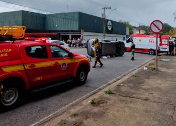 Acidnete entre carros deixa veículo tombado e vítima presa em Ipatinga