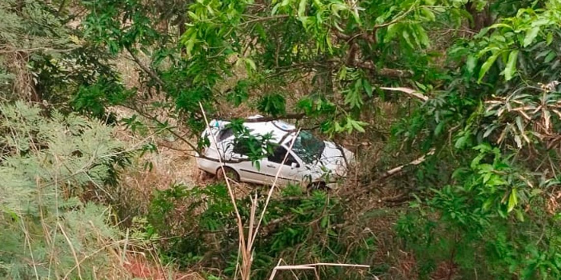 Acidente na BR-458: Carro capota e cai em talude de quatro metros em Ipaba