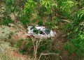 Acidente na BR-458: Carro capota e cai em talude de quatro metros em Ipaba