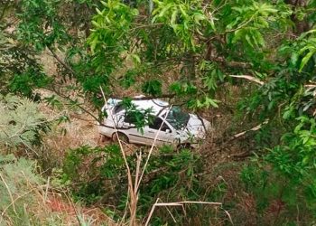 Acidente na BR-458: Carro capota e cai em talude de quatro metros em Ipaba