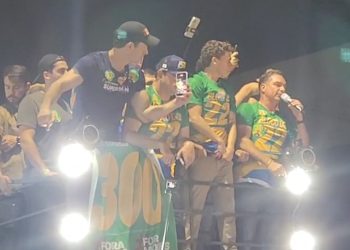 Candidato à presidência da República, Flávio Bolsonaro (PL), participa de “bloquinho” com apoiadores, em Valadares