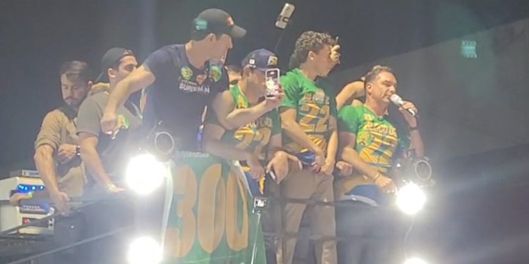 Candidato à presidência da República, Flávio Bolsonaro (PL), participa de “bloquinho” com apoiadores, em Valadares