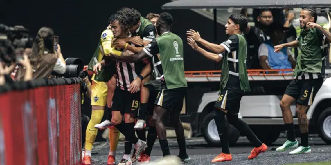Delfim brilha nos pênaltis, Atlético vence Santos e avança na Sul-Americana
