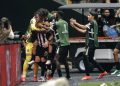 Delfim brilha nos pênaltis, Atlético vence Santos e avança na Sul-Americana