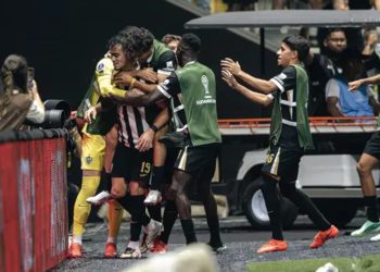 Delfim brilha nos pênaltis, Atlético vence Santos e avança na Sul-Americana