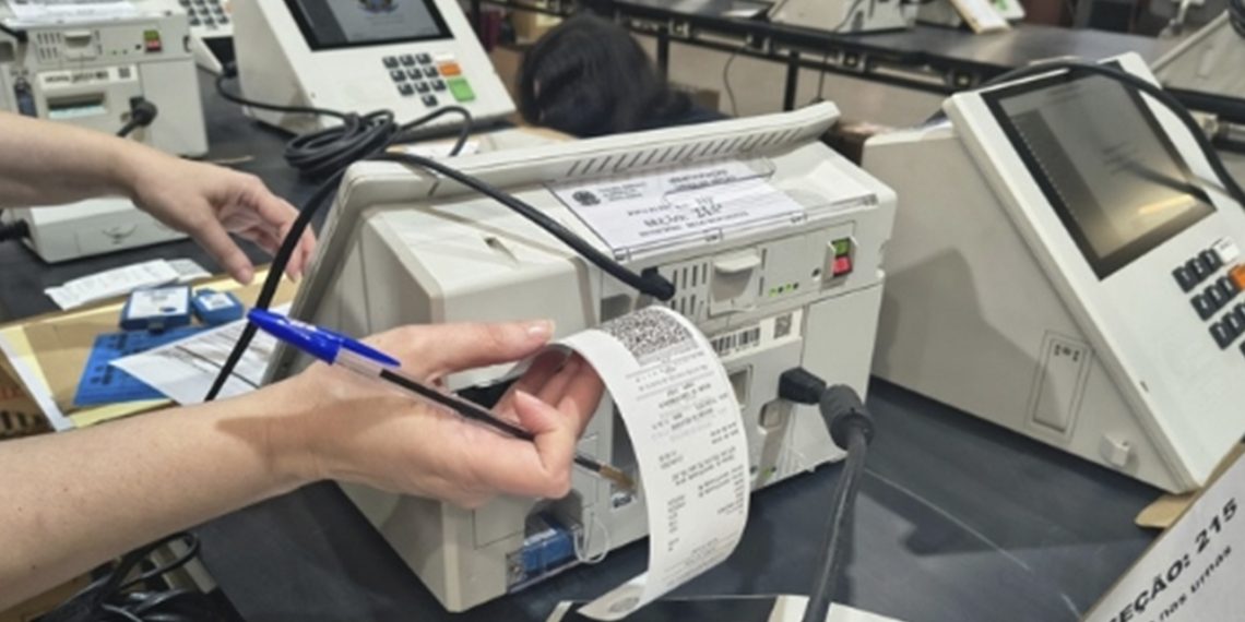 Urnas eletrônicas recebem carga com sistema de votação, dados do eleitorado e de candidatos para as Eleições 2026