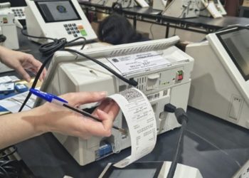 Urnas eletrônicas recebem carga com sistema de votação, dados do eleitorado e de candidatos para as Eleições 2026