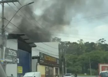 Incêndio atinge loja no bairro Iguaçu, em Ipatinga