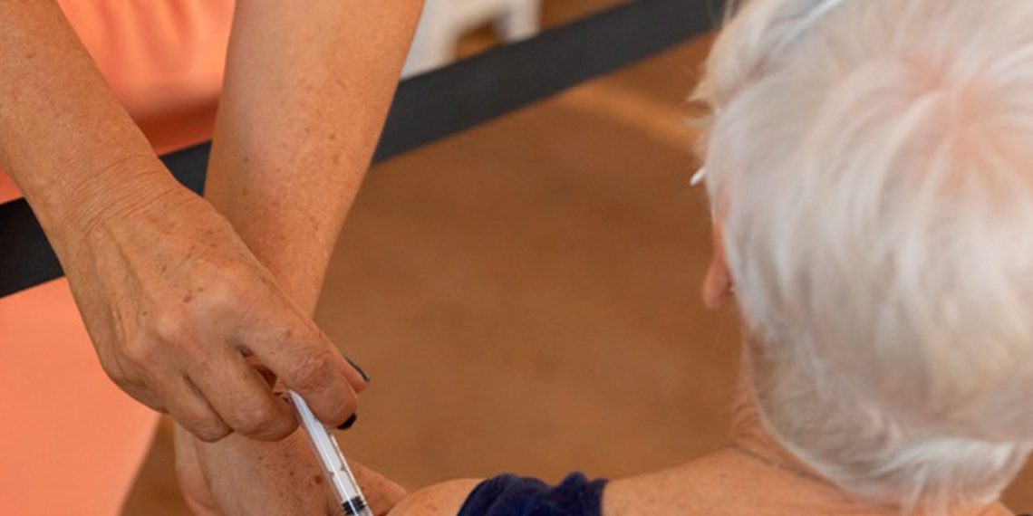 Valadares inicia vacinação com a Pneumo 20 para idosos a partir de 85 anos