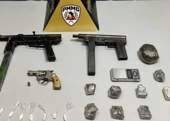PM apreende submetralhadoras, revólver e drogas com dois autores durante operação em Ipatinga