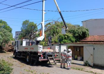Temporal com ventos de até 100 km/h causa destelhamentos, queda de árvores e afeta escolas em Valadares