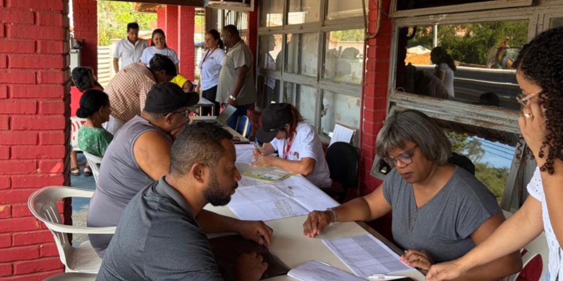 Moradores do Conjunto Primavera participam de ação de regularização fundiária, em Timóteo