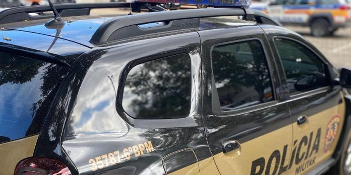 Crianças de 3 e 4 anos são encontradas em veículo abandonado em Valadares