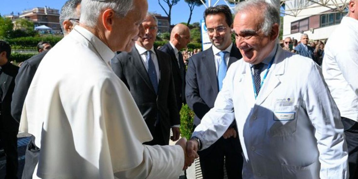 Papa recebe o carinho de todos no Gemelli: “estamos com você, vença esta batalha!”