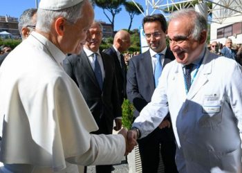 Papa recebe o carinho de todos no Gemelli: “estamos com você, vença esta batalha!”