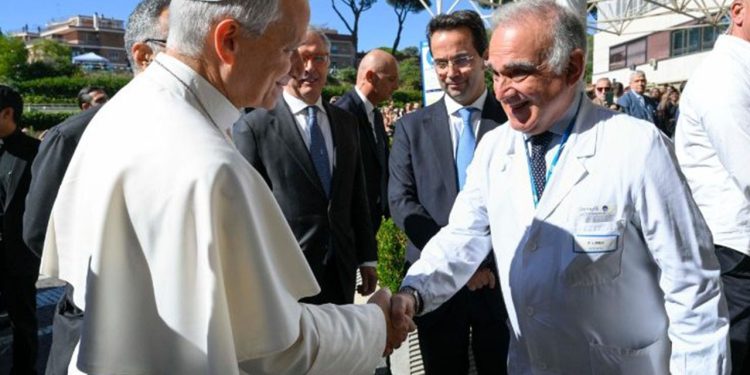 Papa recebe o carinho de todos no Gemelli: “estamos com você, vença esta batalha!”