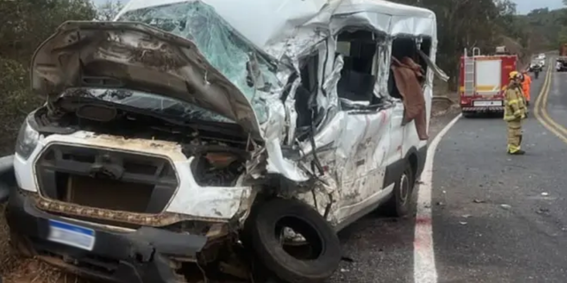 Identificados os dois homens que morreram em batida entre carreta e van da Prefeitura de Capelinha, na MGC-367