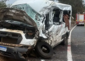 Identificados os dois homens que morreram em batida entre carreta e van da Prefeitura de Capelinha, na MGC-367