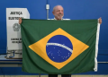 Lula vota em São Bernardo do Campo e ergue bandeira do Brasil em seção eleitoral: ‘Pelo povo’