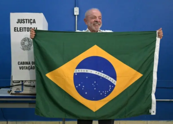 Lula vota em São Bernardo do Campo e ergue bandeira do Brasil em seção eleitoral: ‘Pelo povo’