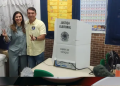 Flávio Bolsonaro vota no Rio de Janeiro e demonstra confiança em vitória: ‘O Brasil vai mudar e vai vencer’