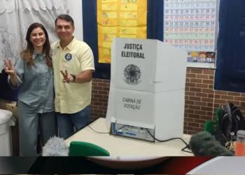 Flávio Bolsonaro vota no Rio de Janeiro e demonstra confiança em vitória: ‘O Brasil vai mudar e vai vencer’