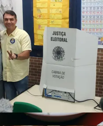 Flávio Bolsonaro vota no Rio de Janeiro e demonstra confiança em vitória: ‘O Brasil vai mudar e vai vencer’